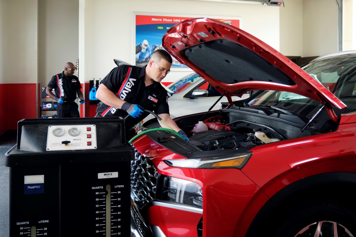 Wiper blade replacement being performed on customer's car by a Technician at Valvoline Instant Oil Change